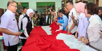 Target Pecahkan Rekor Muri, Gubernur Khofifah dan Pelajar Jahit Bendera Merah Putih Terpanjang