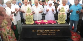 Ziarah ke Makam Gubernur Jatim M Noer di Sampang, Cipung Apresiasi Kinerja Khofifah Periode Pertama