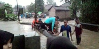 Jembatan Tersumbat, Sungai di Desa Gulun Maospati Meluap, Warga Minta Perbaikan