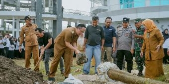 Perbanyak RTH, Wakil Bupati Gresik Ajak PPPK Tanam Pohon