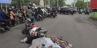 Laka di Driyorejo Gresik, Pemotor Tewas Terlindas Truk Usai Terserempet Mobil
