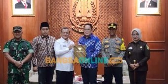 Pj. Gubernur Jatim Serahkan SK Perpanjangan Jabatan Pj. Bupati Sampang