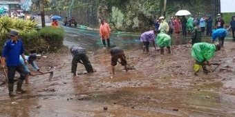 Hujan Deras, Sungai Paron Meluap dan Seret Mobil di Tulungrejo Kota Batu