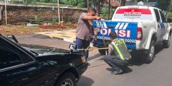 Polisi di Tuban Sigap Bantu Pengendara Mobil Mogok
