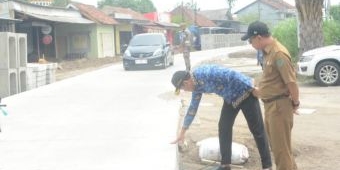 Pastikan Rampung Total, Plt Bupati Sidoarjo Sidak Pengerjaan Betonisasi Jalan