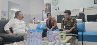 hut-ke-26-harian-bangsa-wagub-emil-potong-kue-tokoh-pers-kumpul-ketua-pwi-jatim-pimpin-yel-yel