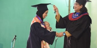 Wisuda SOTH Mojoroto, Pj Wali Kota Kediri: Tak Hanya Ibu, Ayah Harus Aktif pada Pola Asuh Anak