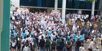 Debat ke-2 Paslon Pilbup Mojokerto, Gus Barra Dikawal Ribuan Relawan dan Tuai Pujian Sejumlah Tokoh