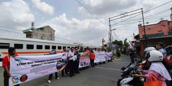 Sambut HUT RI, KAI Daop 7 Madiun Kampanyekan Keselamatan di 80 Titik Perlintasan 