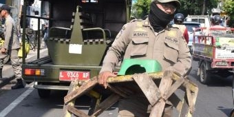 Satpol PP Surabaya Terjunkan 50 Petugas untuk Tertibkan Lapak PKL di Jalan Kenjeran hingga Ngaglik