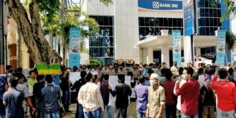 Nasabah BRI Pamekasan Korban Penipuan oleh Oknum Karyawan Nekat Nginap di Kantor Cabang