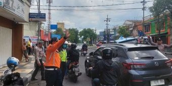 Taksi Terguling Usai Tabrak Trotoar di Sidoarjo