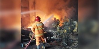 Gudang Milik Pengusaha Besi Tua di Jalan Raya Roomo Gresik Terbakar
