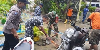 Personel Gabungan di Pamekasan Bersihkan Lumpur Sisa Banjir