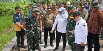 Bupati Mojokerto Dampingi Asops Panglima TNI Tinjau TMMD ke-126 di Mojosari