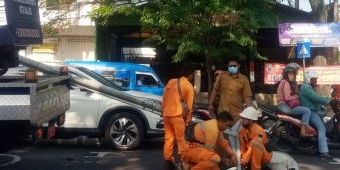 Tiang PJU di Jalan Letjen Sutoyo Kota Malang Roboh Menimpa Pengendara Motor