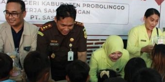 Sukseskan Program MBG, Kejari Probolinggo Kembali Bagikan Paket Makanan untuk Siswa