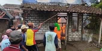 Ditinggal Bekerja, Rumah Warga Lamongan Ludes Dilalap Api, Kerugian Ditaksir Puluhan Juta