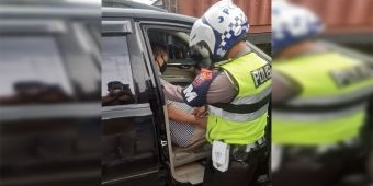 Polisi Temukan Pria Tak Bernyawa Dalam Mobil di Jalan Raya Geluran Sidoarjo