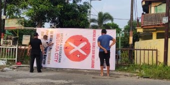 Tak Terima Dijadikan Jalan Utama Perumahan Baru, Warga Pondok Mutiara Harum Pasang Banner Penolakan