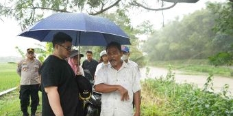 Di Bawah Guyuran Hujan, Bupati Kediri Tinjau Aliran Sungai di Kunjang