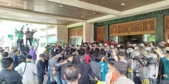 Demo 'Reset Bangkalan' Ricuh hingga Mahasiswa Disemprot Water Cannon, Bupati Minta Maaf