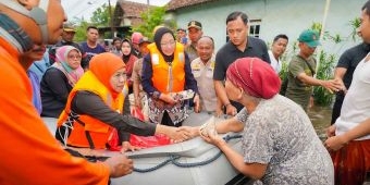 Khofifah Salurkan Bantuan untuk Warga Terdampak Banjir di Pasuruan