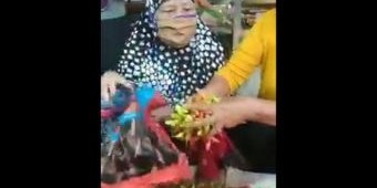 ​Emak-emak Viral Kepergok Curi Cabai di Pasar Sumberayu Banyuwangi