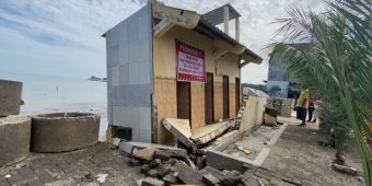 Gelombang Tinggi Pantai Utara Tuban Selama Sepekan Akibatkan MCK Warga Sidomulyo Rusak Parah