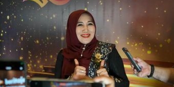 Viral Banner Dicium ODGJ, Senator Cantik Ning Lia Istifhama Cerita ke Pak Purnomo, Sang Polisi Baik