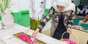 Isi Masa Tenang, Khofifah Ziarah ke Makam Kiai Wahab Chasbullah dan Kiai Bisri Syansuri di Jombang