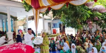 Pererat Kekompakan, Ketua PKB Bangkalan Berikan Seragam bagi Fatayat dan Muslimat NU Tanah Merah