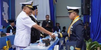 UHT Surabaya Wisuda Pertama Program Diploma 4 dan Strata 3