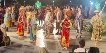 Gandeng Dua Desainer Kawakan, Parade Busana CJWGG Sukses Buat Batik Jatim Naik Kelas
