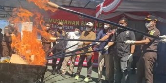 Kejari Sampang Musnahkan BB Inkracht 1 Juta Batang Rokok Ilegal dan Ratusan Gram Sabu