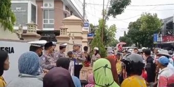 Bagi-Bagi Takjil Gratis Diserbu Warga, Kompol Hendry: Kami Ingin Lebih Dekat Dengan Masyarakat