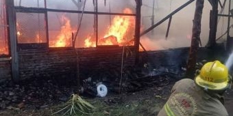 Diduga Korsleting Listrik, Rumah di Lakarsantri Surabaya Terbakar
