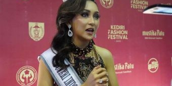 Finalis Putri Indonesia Sanjung Motif Batik Kabupaten Kediri
