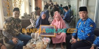 KPU Beri Santunan kepada Keluarga Linmas yang Meninggal saat Bertugas di Kediri