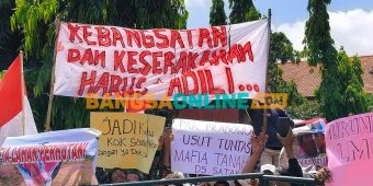 Desak Ketua LMDH Budi Daya Satak Mundur, Kantor Perhutani Kediri Didemo Warga