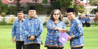 Pj Wali Kota Kediri Serahkan SK Kenaikan Pangkat Periode Desember 2024