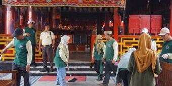 Sambut HAB ke-80, Kemenag Tuban Bersih-Bersih Tempat Ibadah Lintas Agama