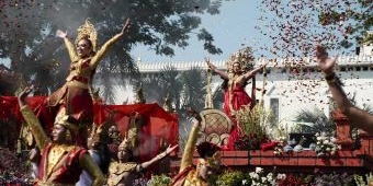 Penampilan Memukau Kontingen PT Gudang Garam di Pawai Bunga dan Parade Budaya Surabaya Vaganza
