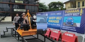 Satlantas Polres Blitar Edukasi Keselamatan dengan Alat Simulasi Safety Belt Reminder
