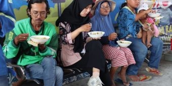 Jumat Berkah, Kasatlantas Polres Mojokerto Kota Berbagi Makan Gratis di Pos Benteng Pancasila