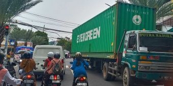 Jadi Sorotan Publik, Kabel Seluler Menjuntai di Perempatan Giri Gresik Usai Diterabas Tronton