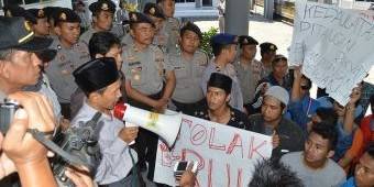 Tolak RUU Pilkada, PMII Situbondo Demo DPRD