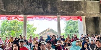 Kantah Pasuruan Serahkan Sertifikat Tanah PTSL ke Warga Desa Karangjatianyar