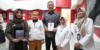 Kunjungi Galeri Soekarno, Kepala LKPP Apresiasi Ning Ita Lestarikan Sejarah di Kota Mojokerto