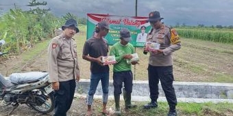 Polsek Balongbendo Serahkan Pupuk untuk Jagung ke Masyarakat